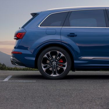 Close-up of the wheels of the Audi Q7 SUV